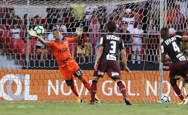 Sidão em ação no gol do São Paulo