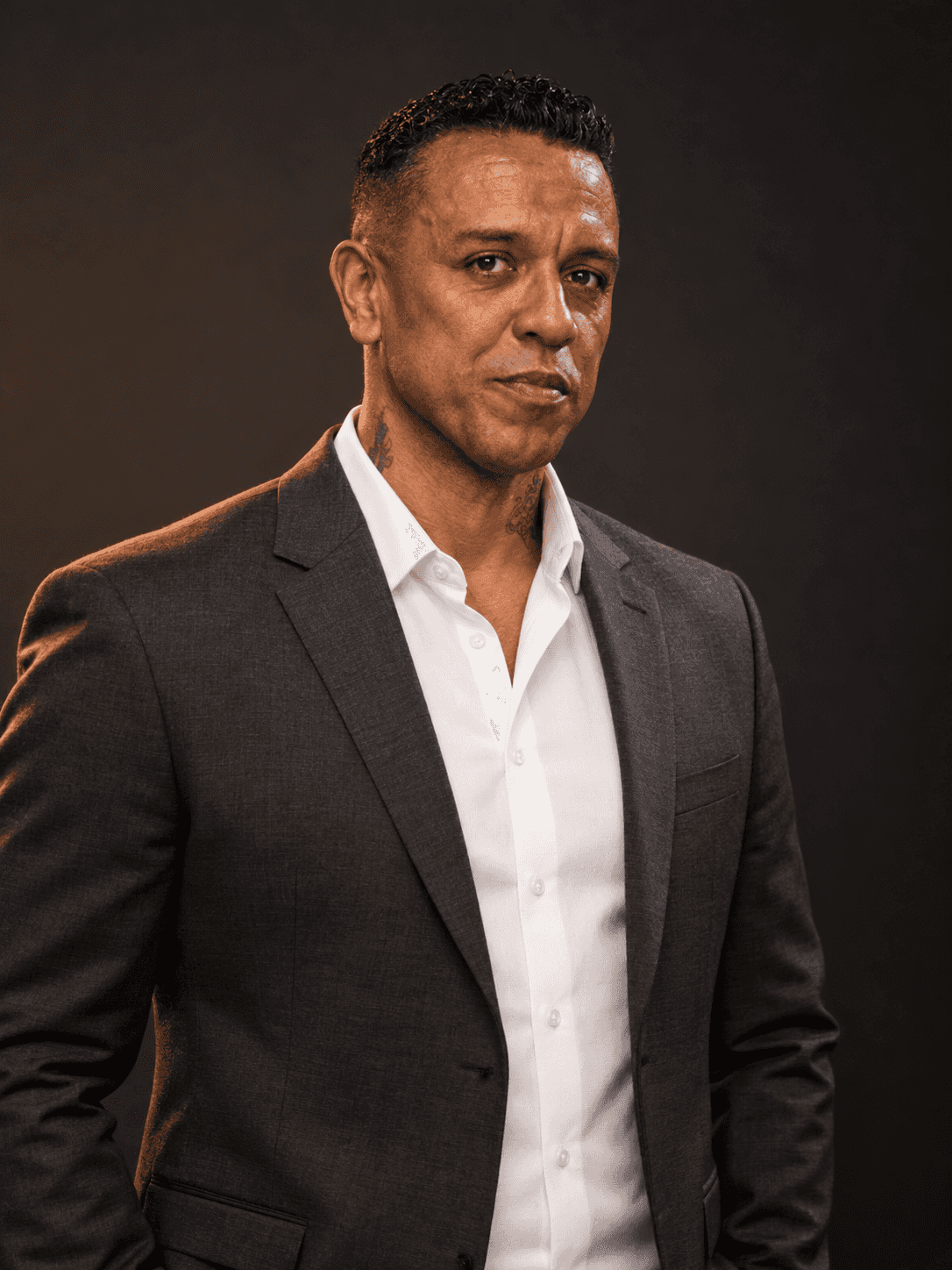 Retrato de Sidão com blazer escuro e camisa branca